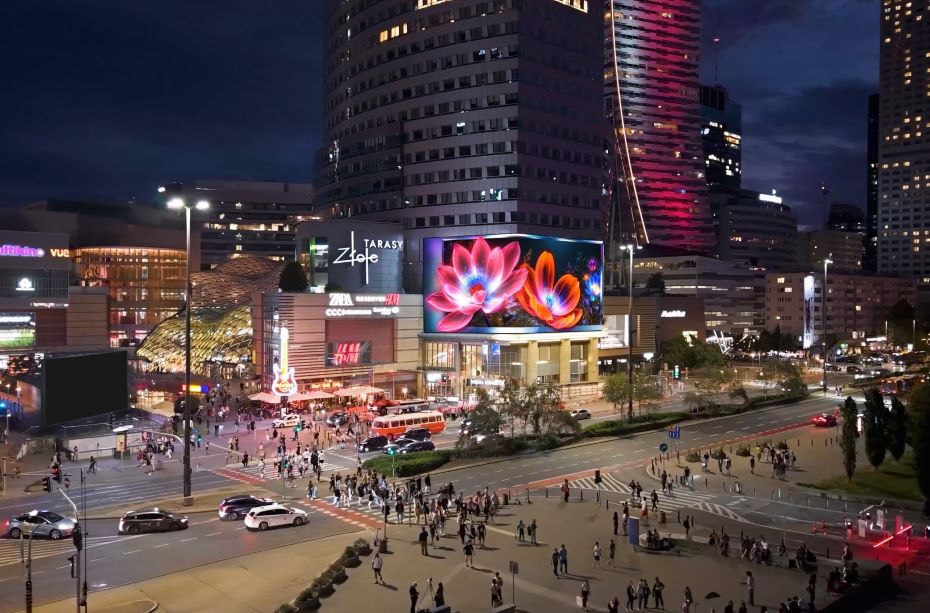 Europes Largest Three-Sided 3D LED Screen_edit